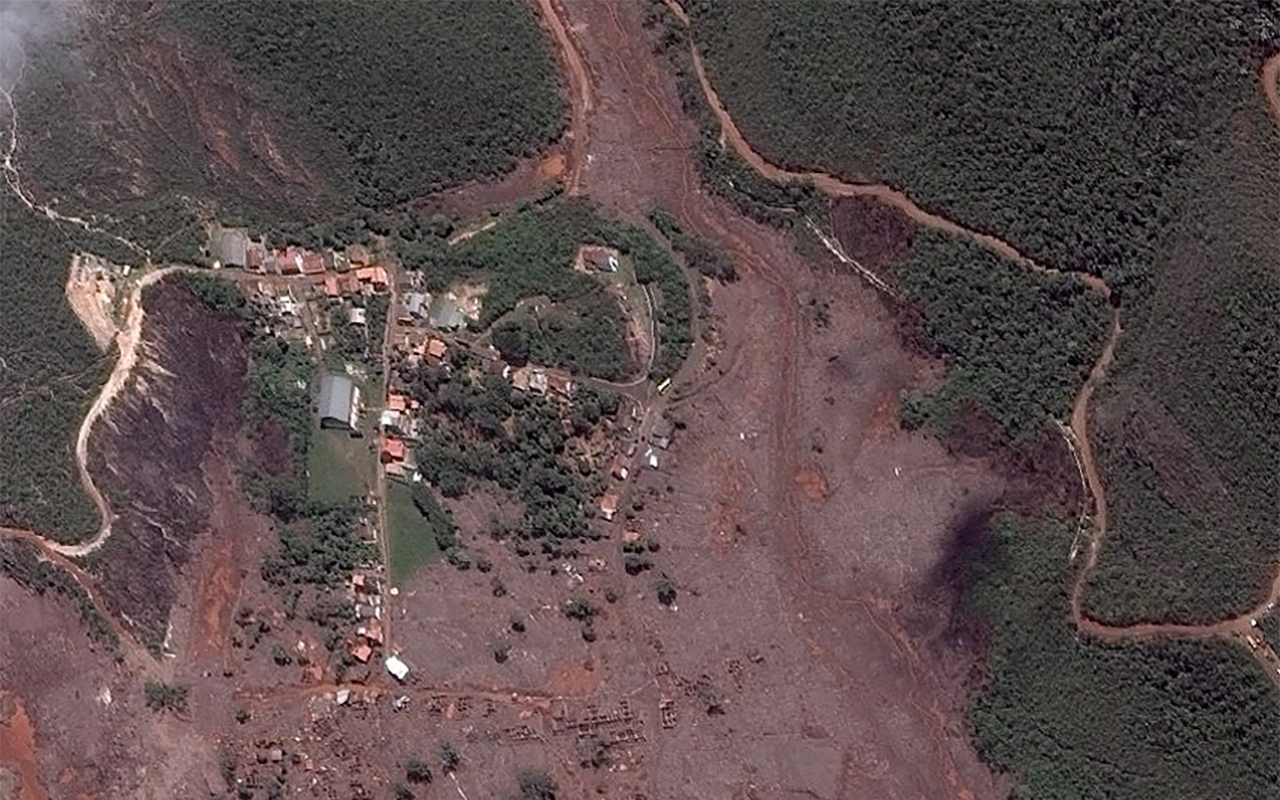 Foto de satélite da cidade de Mariana, em Minas Gerais, coberta por lama em razão do rompimento de uma barragem de rejeitos