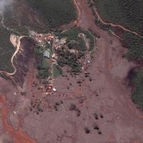 Foto de satélite da cidade de Mariana, em Minas Gerais, coberta por lama em razão do rompimento de uma barragem de rejeitos