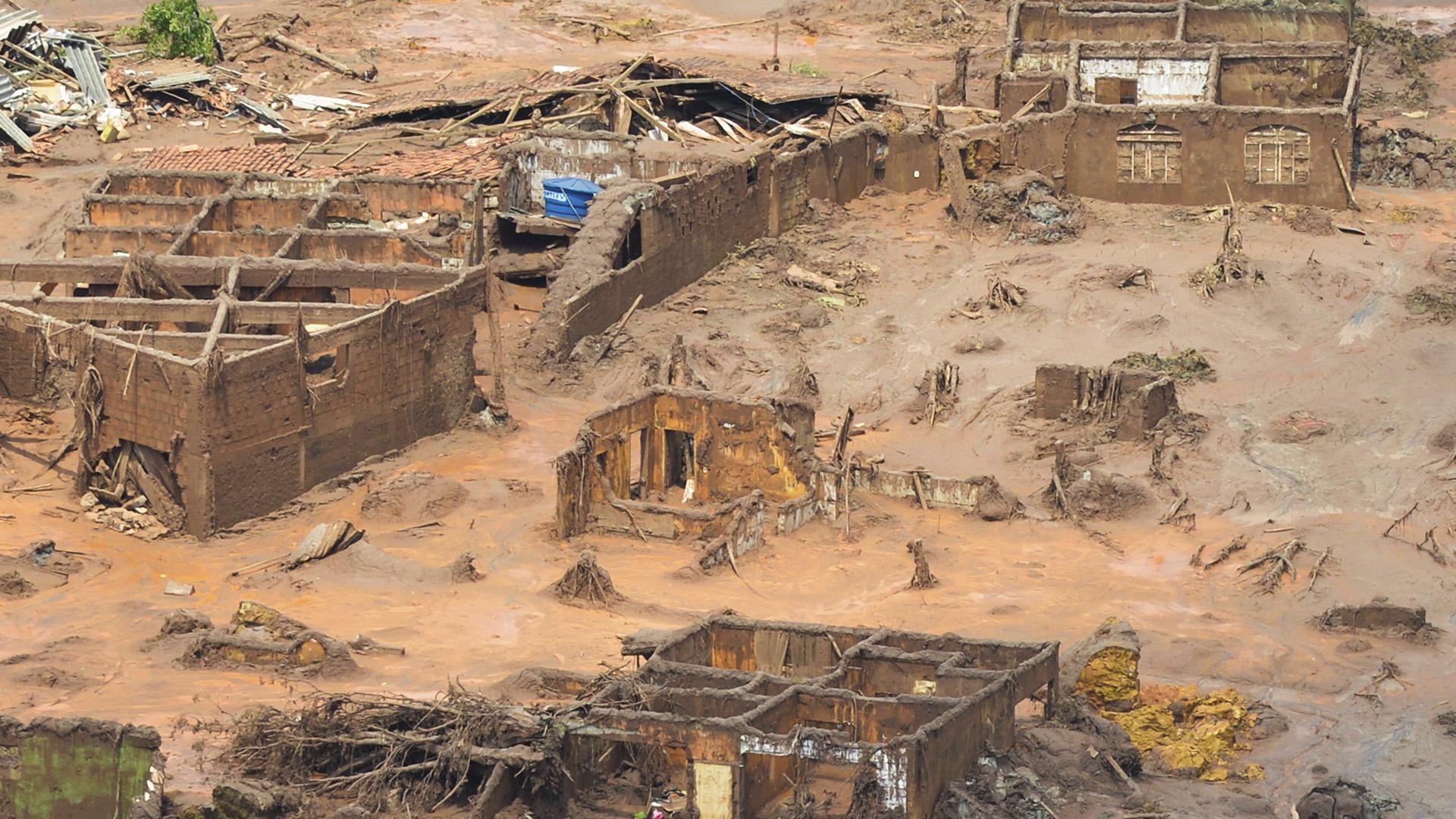 Distrito de Bento Ribeiro, em Mariana, destruído pelo rompimento de barragens de mineração / Foto: Domínio Público