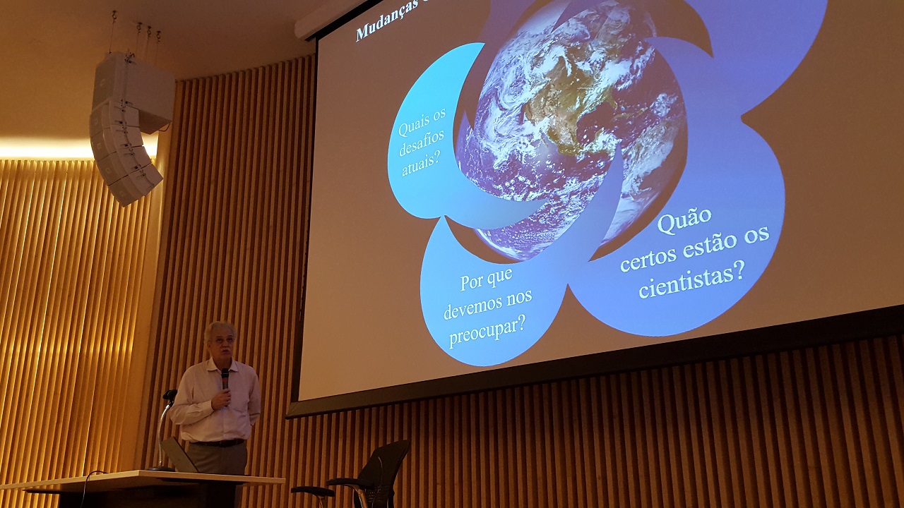 Carlos Nobre em palestra no auditório do Museu do Amanhã