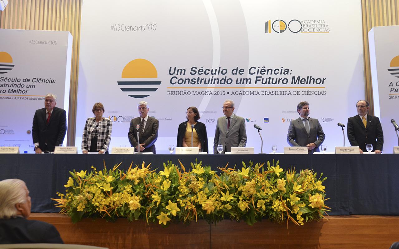 Centro da palestra da Reunião Magna da ABC, com alguns dos participantes: exposição dos desafios para o futuro da ciência / Foto: Assessoria de Comunicação - ABC