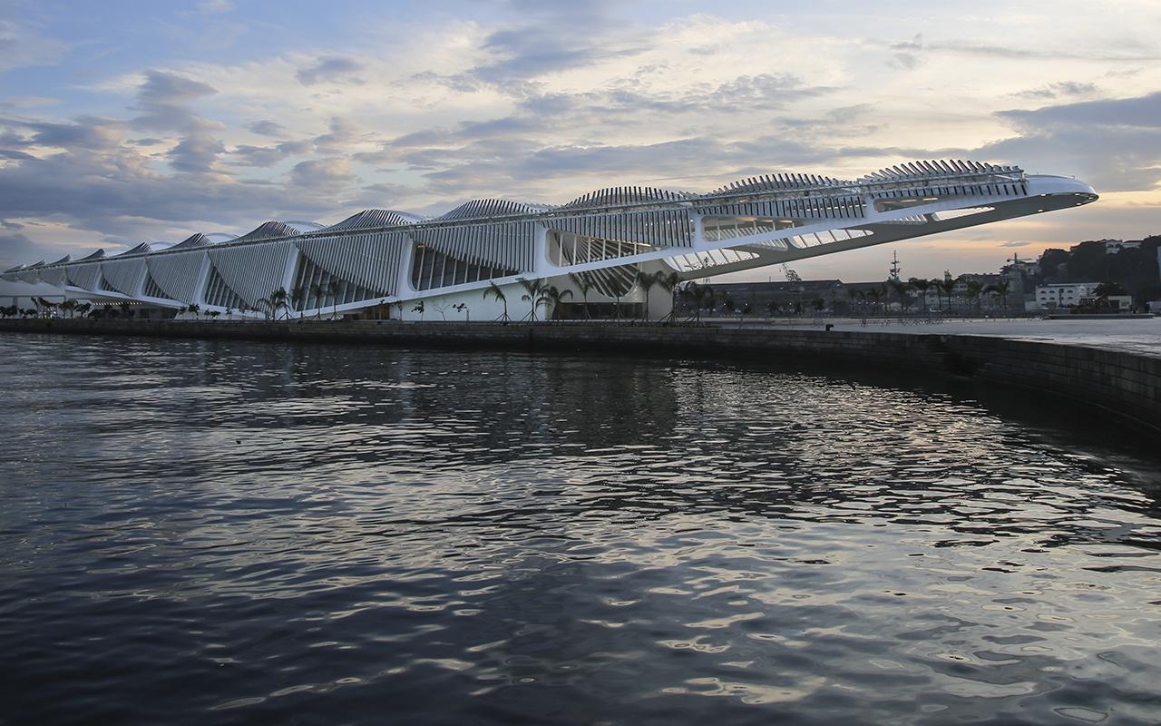 O Museu em casa, banhado pela Baía de Guanabara / Foto: Bernard Lessa - Museu do Amanhã