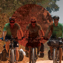 Foto do astronauta estadunidense Chris Cassidy e os cientistas brasileiros Paulo Moutinho e Osvaldo Stella andando de bicicleta na Transamazônica