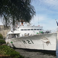 Navio Sirius da Marinha do Brasil atracado no píer onde fica localizado o Museu do Amanhã