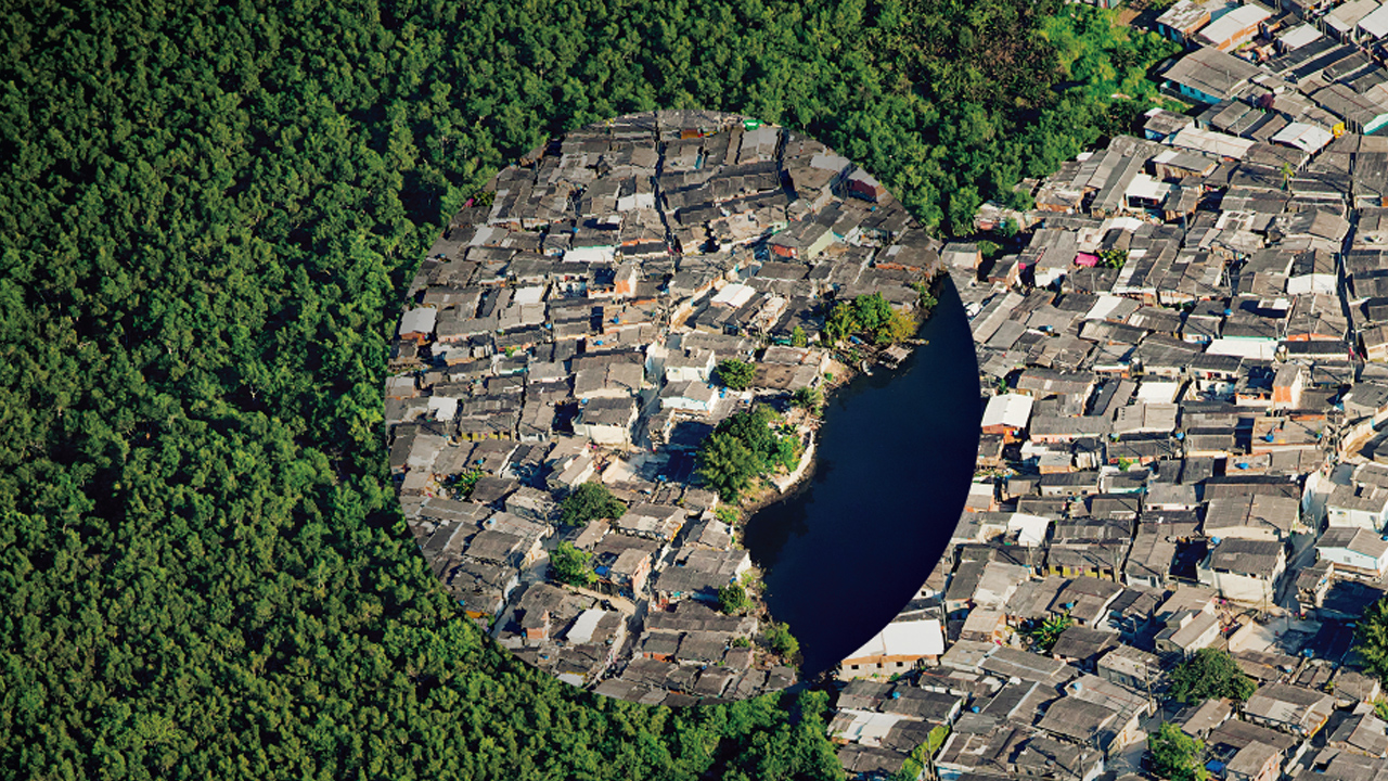 foto da Mata Atlântica sendo ocupada por zona urbana. No meio, uma bola com a divisão entre a mata e a zona urbana ampliada.