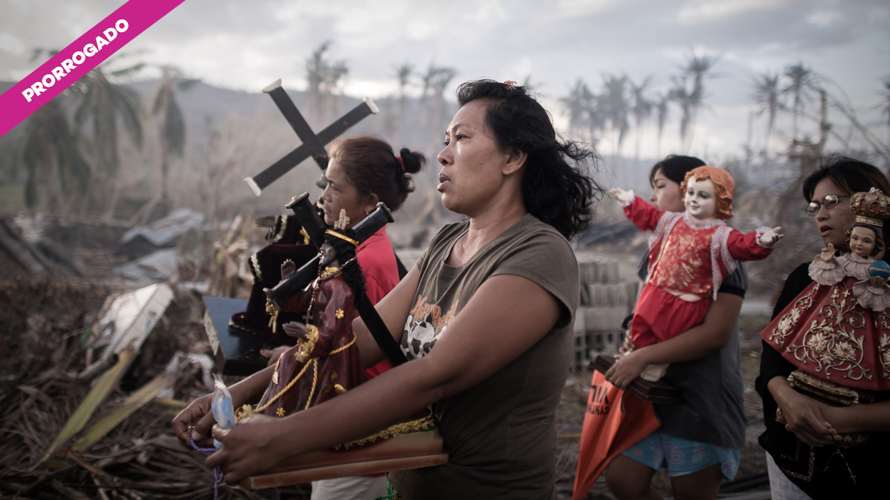 Mulheres carregando símbolos religiosos