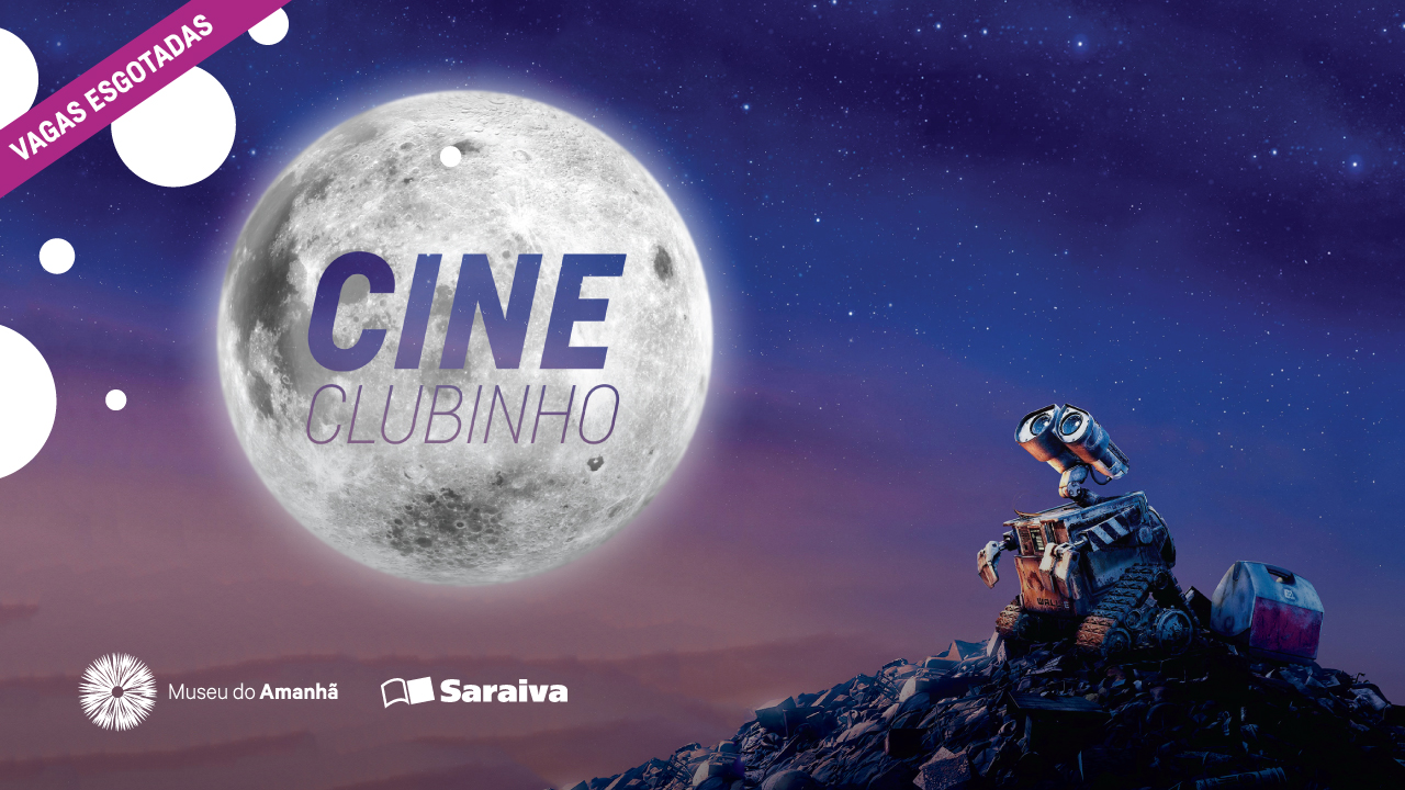 Imagem composta pelo personagem principal da animação WALL-E, o robô WALL-E, em cima de um monte de lixo e destroços olhando para o céu com uma lua grande do lado esquerdo. Por cima da lua esta escrito "Cineclubinho". No canto inferior esquerdo da imagem, as marcas do Museu do Amanhã e da Livraria Saraiva.