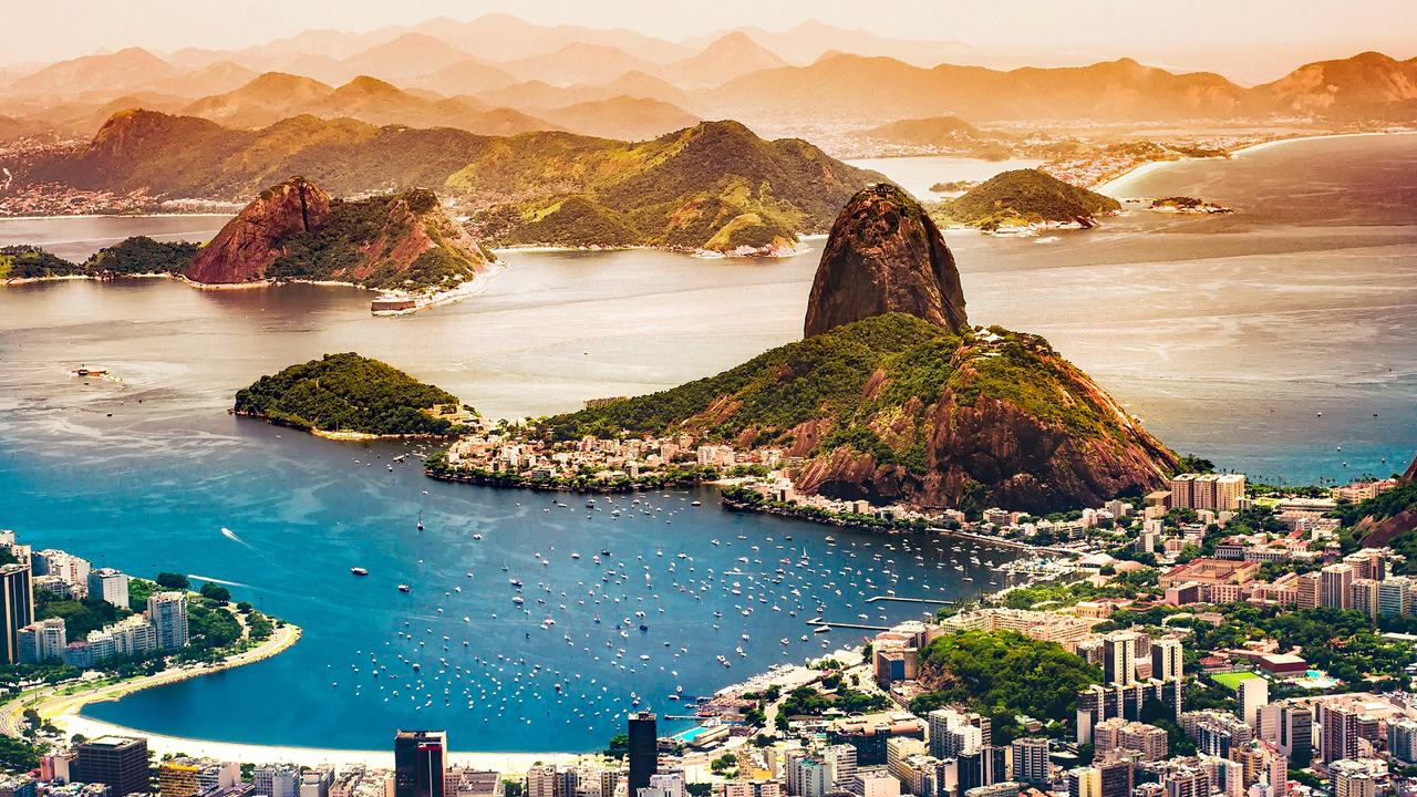 Vista aérea da cidade do Rio de Janeiro. Ao fundo o Pão de Açúcar