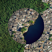 foto da Mata Atlântica sendo ocupada por zona urbana. No meio, uma bola com a divisão entre a mata e a zona urbana ampliada.