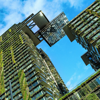 Prédios com plantas em sua arquitetura