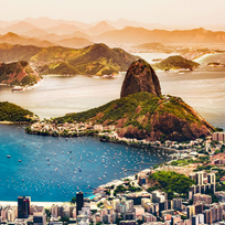 Vista aérea da cidade do Rio de Janeiro. Ao fundo o Pão de Açúcar