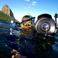 Na foto, o cineasta Ricardo Gomes mergulhando na Baía de Guanabara com roupas e acessórios de mergulho e câmera especial para água.