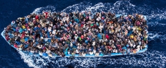 Foto aérea que mostra barco superlotado de refugiados atravessando o mar