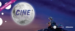 Imagem composta pelo personagem principal da animação WALL-E, o robô WALL-E, em cima de um monte de lixo e destroços olhando para o céu com uma lua grande do lado esquerdo. Por cima da lua esta escrito "Cineclubinho". No canto inferior esquerdo da imagem, as marcas do Museu do Amanhã e da Livraria Saraiva.