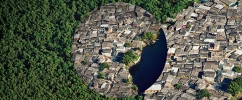 foto da Mata Atlântica sendo ocupada por zona urbana. No meio, uma bola com a divisão entre a mata e a zona urbana ampliada.