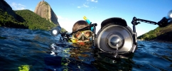 Na foto, o cineasta Ricardo Gomes mergulhando na Baía de Guanabara com roupas e acessórios de mergulho e câmera especial para água.